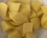 Foto del paso 1 de la receta Patatas al ajillo para un aperitivo improvisado,en cinco minutitos