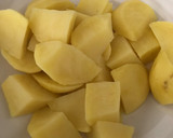 Foto del paso 1 de la receta: Patatas al ajillo para un aperitivo improvisado,en cinco minutitos