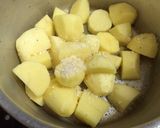 Hình bước làm 2 của món Canh xương khoai tây