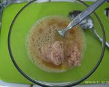 Foto langkah ke 2 dari resep Thai pork omelet recipe (ไข่เจียวหมูสับ).
