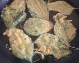 Foto langkah ke 3 dari resep Rempeyek Bayam Pedas dan Renyah.
