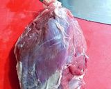 Foto del paso 2 de la receta: Cordero guisado en salsa reducida de dos cebollas con pasas