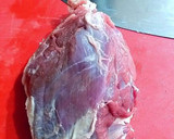 Foto del paso 2 de la receta: Cordero guisado en salsa reducida de dos cebollas con pasas