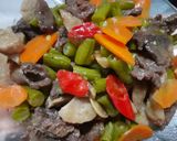 Foto langkah ke 4 dari resep Tumis daging sapi, buncis, bakso dan wortel.