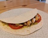 Foto del paso 2 de la receta: Tortilla rellena de pollo, guacamole y tomate