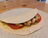 Foto del paso 2 de la receta: Tortilla rellena de pollo, guacamole y tomate