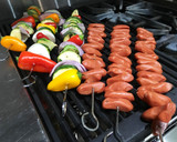 Foto del paso 5 de la receta: Vegetales y salchichas a la planchas