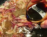 Hagymás karamellszósz (halhoz, sültekhez) recept fázis 2 fotója