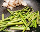 Hình bước làm 1 của món Măng tây cà chua xào thịt