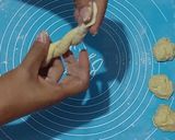 Foto langkah ke 5 dari resep Kkwabaeggi or Korean Twisted Donuts.