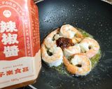 子樂辣醬爆香白蝦 (子樂ラー油香り爆炒エビ)的食譜步驟5照片