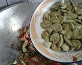 Foto langkah ke 5 dari resep Tumis Terong Bunga Pepaya.