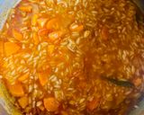 Foto del paso 3 de la receta: ARROZ CON SALSA, QUESO Y POLLO EN TROZOS 🍚🥫🧀🍗(Arroz con pollo para los más chicos) 🍚🍗🧒🏻👦🏼👧🏻👦🏼🥕🫛