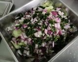 Une image de l'étape 11 de Salade de concombre mariné à la crème, persil et oignon rouge.