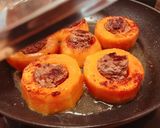 Hình bước làm 3 của món Bí Đỏ Nhồi Thịt Chiên