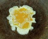 Foto langkah ke 31 dari resep Nasi goreng kunyit dan telur dadar.