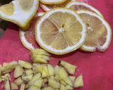 Foto langkah ke 1 dari resep Honey Lemon & Ginger Tea.