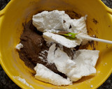 Foto del paso 5 de la receta: Budín merengado de chocolate
