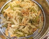 Foto del paso 3 de la receta: Ensalada de pasta y pollo al pesto de nueces