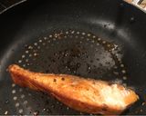 A picture of step 2 of Salmon with soy sauce and onion.