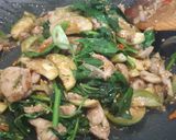 รูปขั้นตอนการทำที่ 4 ของ ไก่ผัดน้ำพริกปลาร้า ผักเชียงดา & ไชยา ริมรั้ว #upcycle no. 1