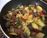 Foto del paso 6 de la receta: Higadillos de pollo con pimientos y patatas a lo pobre