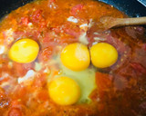 Foto del paso 2 de la receta: Huevo con tomate