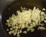 Foto del paso 6 de la receta: Brócolis salteados con pimentón y calamares con langostinos al ajillo