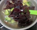 Foto langkah ke 4 dari resep Sup Kimlo Jamur kuping.