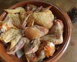 Foto del paso 1 de la receta: Alones de pollo con salsa de cebolla y laurel