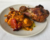 Foto del paso 7 de la receta: Muslos de pavo al horno con batatas y tomates