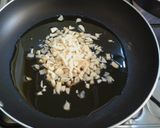 Foto del paso 2 de la receta Calamares relleno de gambas, jamón y verduras en su tinta
