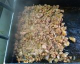 Foto del paso 2 de la receta: Chistorra con huevo, cebolla caramelizada y papas fritas