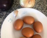 Foto del paso 1 de la receta Tortilla de berenjena, cebolla y ajo