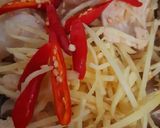 รูปขั้นตอนการทำที่ 2 ของ "อกไก่ผัดขิง" Stir Fried Chicken with Ginger