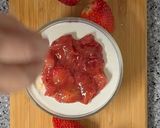 Foto del passaggio 6 della ricetta Cheesecake allo Yogurt e Copertura di Fragole al Marsala