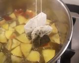 A picture of step 2 of Spiced apple tea🍎☕.