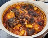 Foto del passaggio 7 della ricetta Carne al forno con patate e sugo di pomodoro