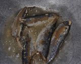 Foto langkah ke 2 dari resep Ikan Tamban Asin Oseng Tempe Kering.