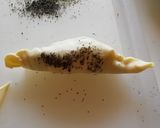 Foto del passaggio 3 della ricetta CORNETTI SALATI CON PASTA SFOGLIA (cornetti cacio e pepe)