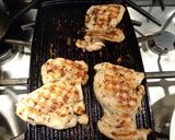 Foto del paso 4 de la receta: SANDWICH DE MUSLO DE POLLO A LA PLANCHA, CON TOCINO AHUMADO, EN PAN ITALIANO
