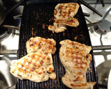 Foto del paso 4 de la receta: SANDWICH DE MUSLO DE POLLO A LA PLANCHA, CON TOCINO AHUMADO, EN PAN ITALIANO