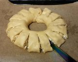 Burgonyás-fetás tésztakoszorú recept fázis 8 fotója