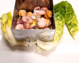 Foto del paso 8 de la receta: Timbal de marisco sobre lechuga baby