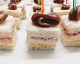 Foto del paso 7 de la receta: Canapés de paté de salmón ahumado, queso y jamón serrano coronados con anchoa