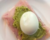 Foto del paso 5 de la receta: Tostada con palta jamón y huevo