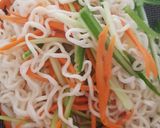 A picture of step 4 of Crustless Instant Noodle Cake.