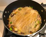 A picture of step 7 of Mixed seafood fried rice noodles.