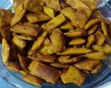 તીખા શક્કરપારા (Tikha Shakkarpara Recipe In Gujarati) રેસીપી સ્ટેપ2ફોટો