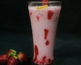 A picture of step 6 of Strawberry milkshake.